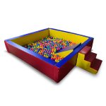 Piscina didáctica armada con pelotas de colores