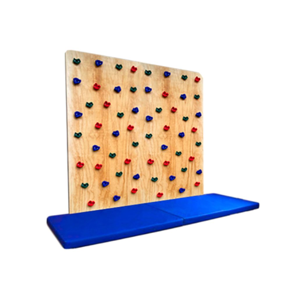 Muro de escalada infantil de madera 240x240 cm instalado en sala de psicomotricidad.