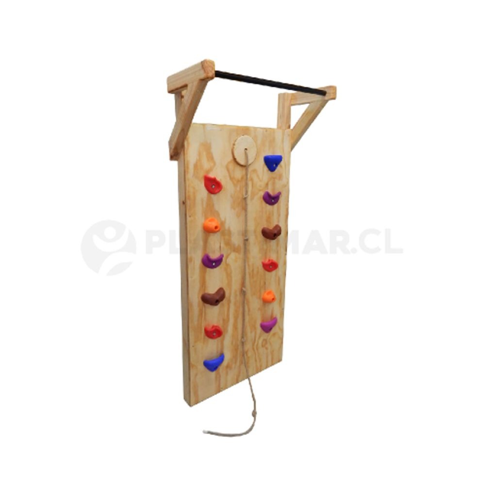 Vista tres cuartos del muro de escalada infantil instalado en muro.