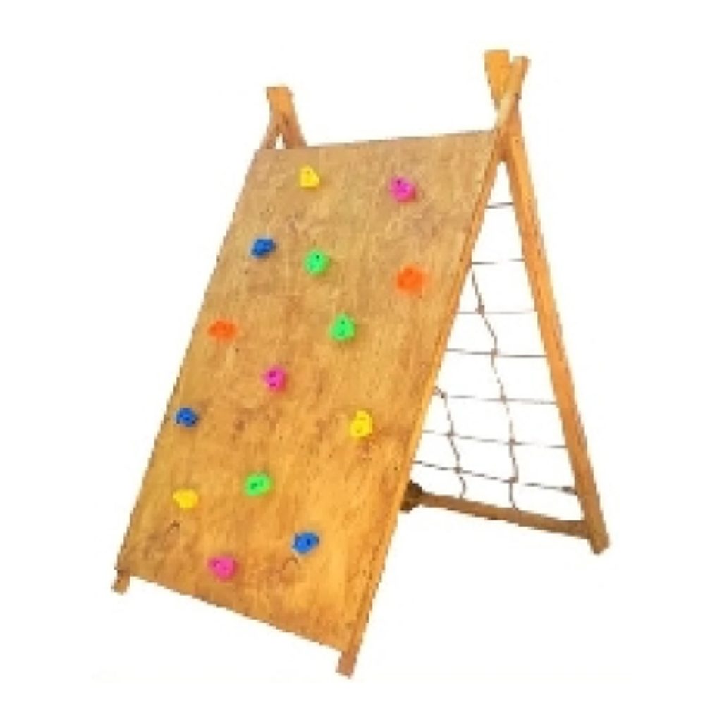 Muro de escalada de madera plegable completamente armado.